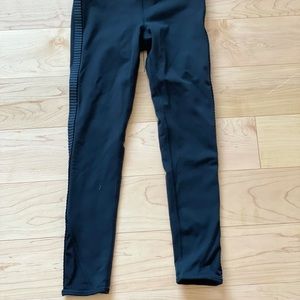 Girls Athleta Cropped legging.